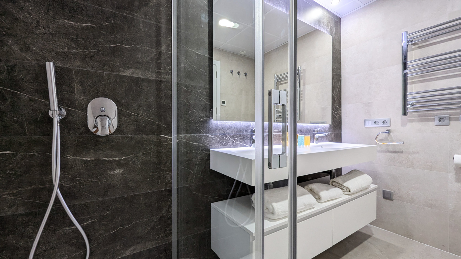 photo of Apartments on Av. de la Armada Española, 23, 03502 Benidorm, Alicante, Spain
