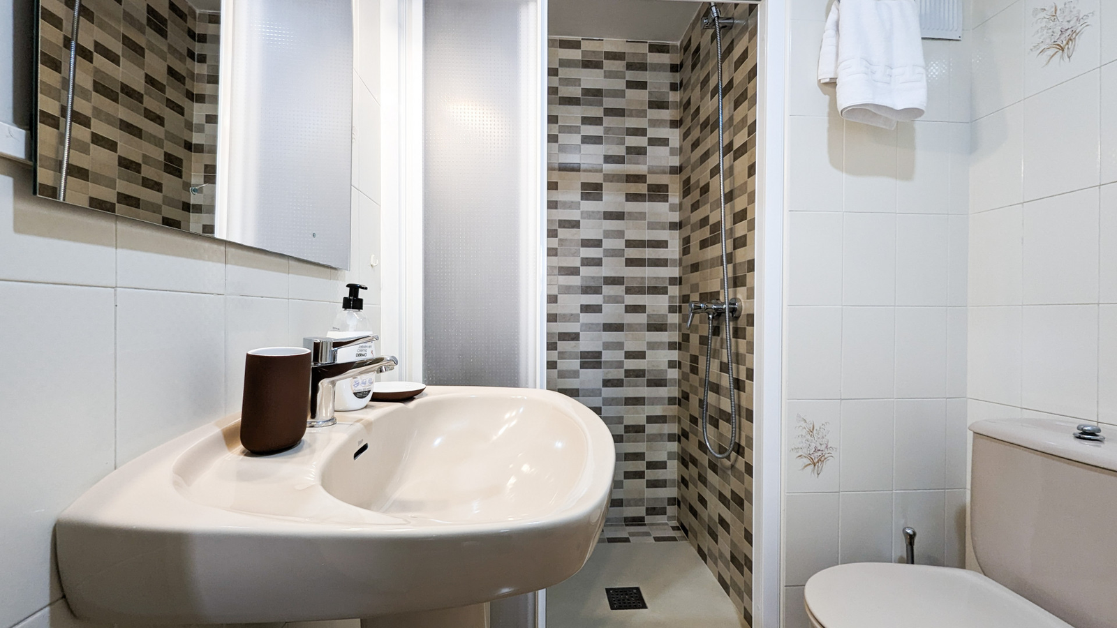 photo of Apartments on Playa de Levante, C. Gerona, 30, 03503 Benidorm, Alicante, Spain