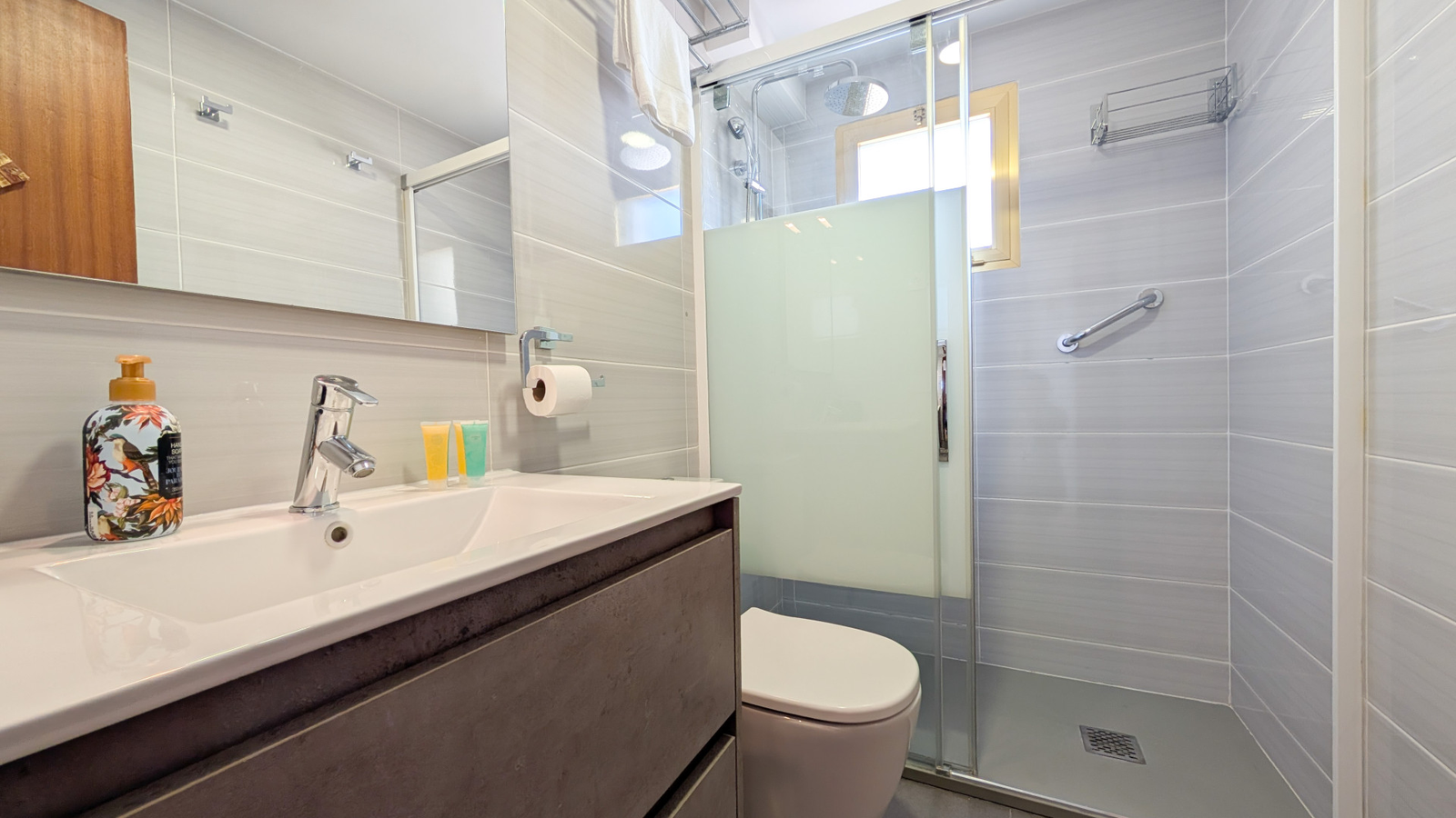 photo of Apartments on Playa de Levante, C. Gerona, 30, 03503 Benidorm, Alicante, Spain