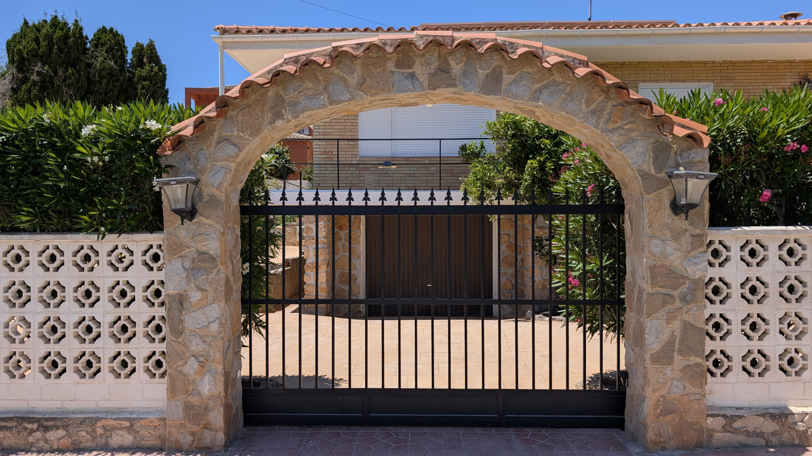 photo of Villa or house on Urb. Barrina Norte, 17, 03502 Benidorm, Alicante, Spain