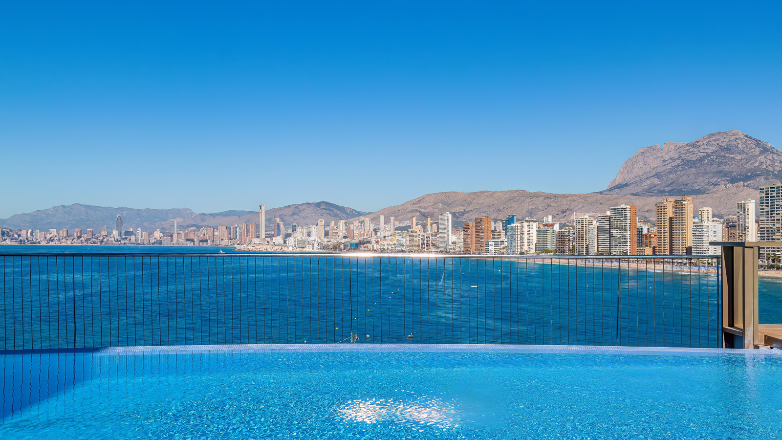 photo of Apartments on Edificio Las Algas, C. Alcalde Manuel Catalán Chana, 22, 03503 Benidorm, Alicante, Spain